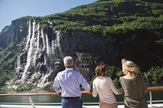 costa_geiranger-fjord_gruppe-vor-sieben-schwestern_kreuzfahrten-flemming Mit Costa Kreuzfahrten im Geiranger Fjord vor den Sieben Schwestern Norwegen