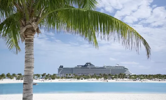 msc-cruises_bahamas_ocean-cay_schiff_kreuzfahrten-flemming MSC Kreuzfahrtschiff am Strand in Ocean Cay Bahamas