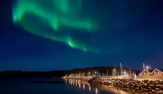 nordlichter_mit-haeusern_polarlichter_aurora_kreuzfahrten-flemming Nordlicher über Küste - Aurora in Norwegen