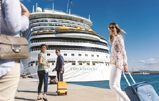 costa-diadema_hafen_schiff_embarkation_kreuzfahrten-flemming Costa Diadema im Hafen Embarkation