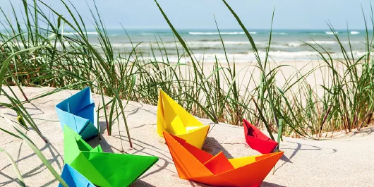 last-minute Düne mit Papierschiffchen